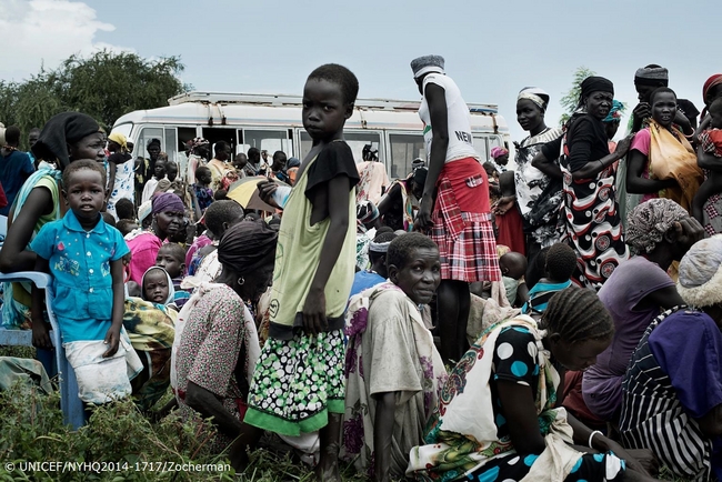 食糧配給を待つ、避難している子どもたちと人々。© UNICEF/NYHQ2014-1717/Zocherman