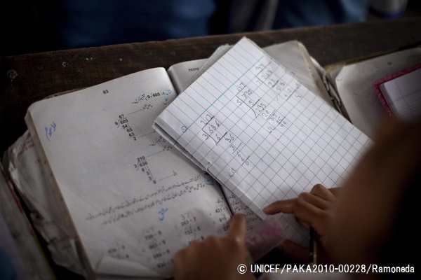 パキスタンの小学校で勉強する児童。※本文との直接の関連はありません。