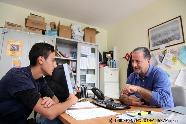 就職の相談をする17歳の青年。（イタリア）© UNICEF/NYHQ2014-1953/Pirozzi