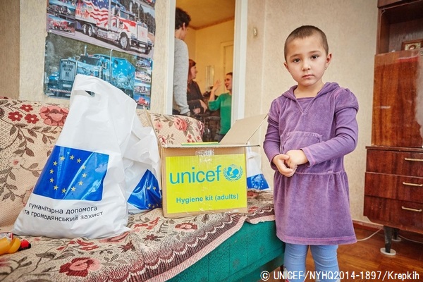 ドネツクから避難し、ハルキウに身を寄せている4歳の女の子。ユニセフが配布した衛生キットを受け取った。© UNICEF/NYHQ2014-1897/Krepkih