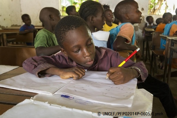ユニセフが支援する学校で勉強する1年生の障がいと共に生きる男の子。（ギニアビザウ）© UNICEF_PFPG2014P-0605_Lynch