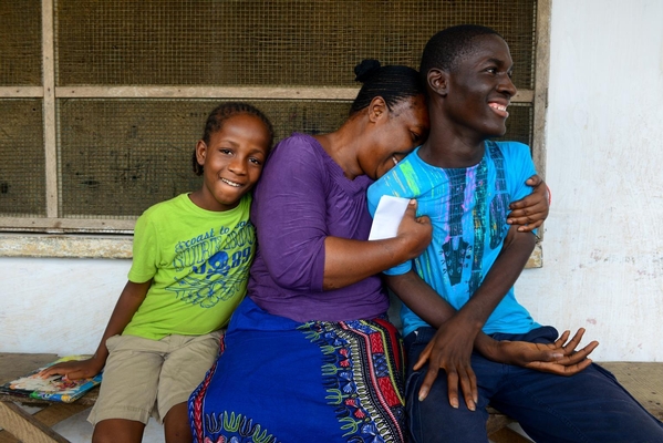 一時ケアセンターに身を寄せていた兄弟。（リベリア）© UNICEF_NYHQ2014-3147_Nesbitt