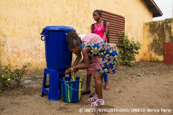 ギニアで学校が再開。小学校で消毒用の水で手洗いをする児童たち。（ギニア）© UNICEF_NYHQ2015-0060_UNMEER Martine Perret