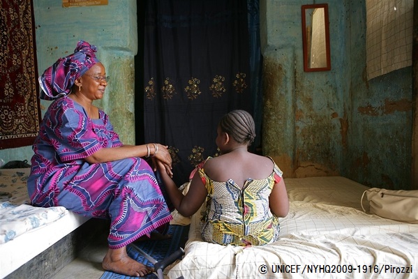 女性性器切除を受けた少女にカウンセリングを行うソーシャルワーカー。ユニセフは現地NGOと協力して、根絶に向けた取り組みを行っている。（マリ）© UNICEF_NYHQ2009-1916_Pirozzi