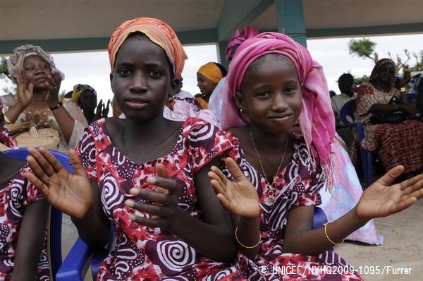 村の女性性器切除根絶を祝うイベントに参加した女の子たち。（セネガル）© UNICEF_NYHQ2009-1095_Furrer