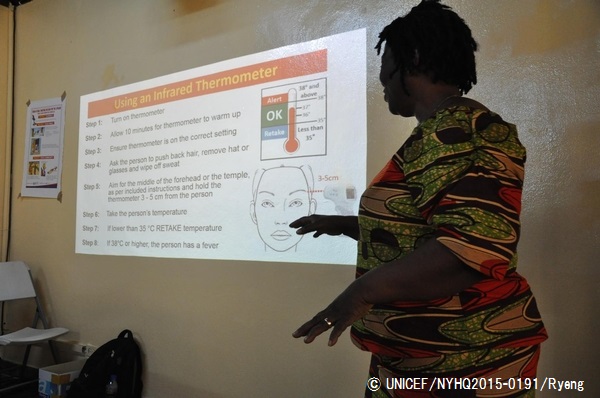 安全な学校再開・運営のための講習で、赤外線放射温度計の使用方法について説明する様子。© UNICEF_NYHQ2015-0191_Ryeng