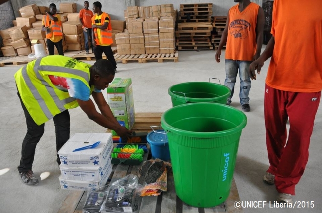 学校再開に向け、温度計や手洗い用のバケツ、消毒液、手袋などの支援物資を用意するスタッフ。©UNICEF Liberia_2015