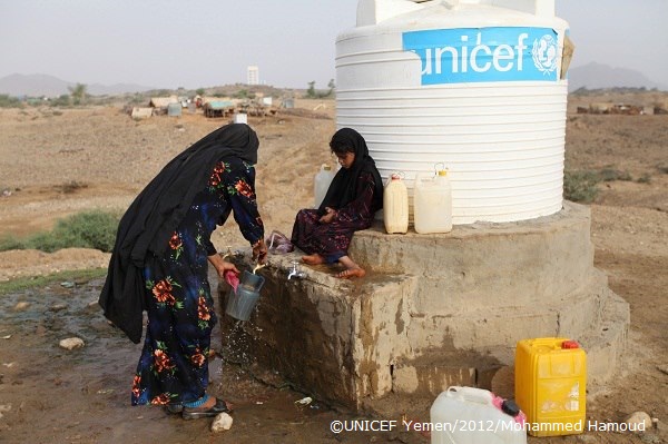 給水所で水を汲む国内避難民の女性と子ども（2012年撮影）。©UNICEF Yemen_2012_Mohammed Hamoud