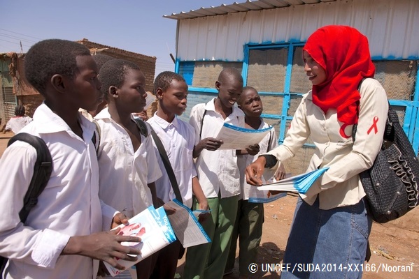 学校でHIVの啓発パンフレットを生徒たちに配布する様子。（スーダン）© UNICEF_SUDA2014-XX166_Noorani
