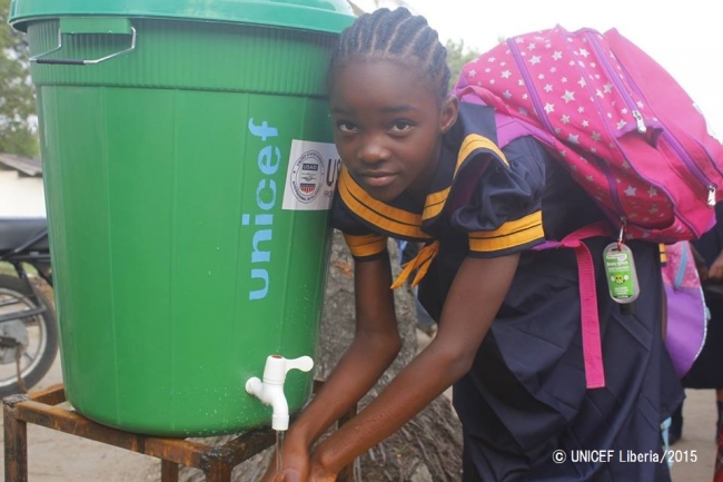 教室に入る前に手を洗う少女。© UNICEF_Liberia_2015