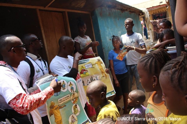 エボラの症状などを伝える啓発活動を実施。（シエラレオネ）©UNICEF Sierra Leone_2015_Mason
