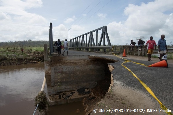 サイクロンの影響で破壊した橋。（3月15日撮影）© UNICEF_NYHQ2015-0432_UNICEF Pacific