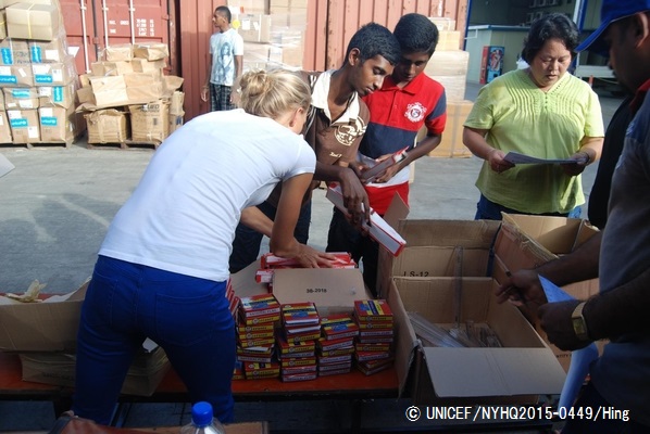 追加の緊急支援物資の箱詰めをするボランティア。© UNICEF_NYHQ2015-0449_Hing