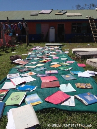 水浸しになった教科書や制服を乾かす、サイクロンの被害を受けた学校。© UNICEF_UNI181241_Crumb