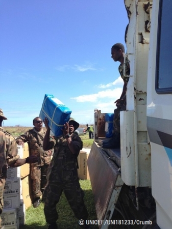 給水タンクや浄水剤がサイクロンの甚大な被害を受けた島民に届けられている。© UNICEF_UNI181233_Crumb