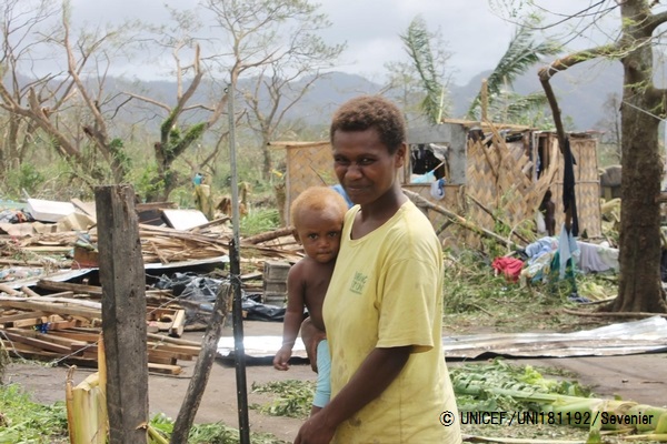 サイクロンの被害を受けたバヌアツのTaunono村の家族。© UNICEF_UNI181192_Sevenier