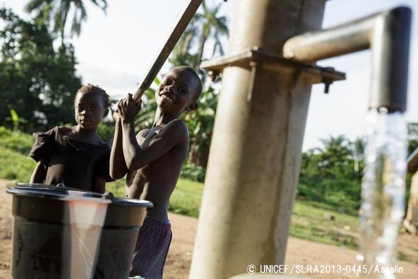 水をポンプでくみ上げる子どもたち。（シエラレオネ）© UNICEF_SLRA2013-0445_Asselin