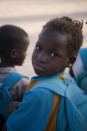 ユニセフの支援物資で嬉しそうに通学する女の子©UNICEF/NYHQ2013-0127/HARANDANE DICKO