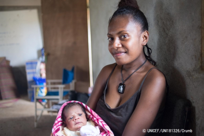 サイクロンの数日後に生まれた赤ちゃんを抱く母親、リザさん。© UNICEF_UNI181326_Crumb