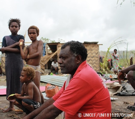 ポートビラの近くにあるTaunono村の家族。すべての家が大きな被害に遭った。© UNICEF_UNI181139_Crumb