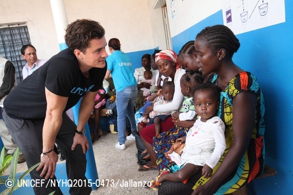 診療所を訪問し、重度の急性栄養不良と診断された赤ちゃんを抱く母親の話を聞くブルーム大使。© UNICEF_NYHQ2015-0473_Jallanzo