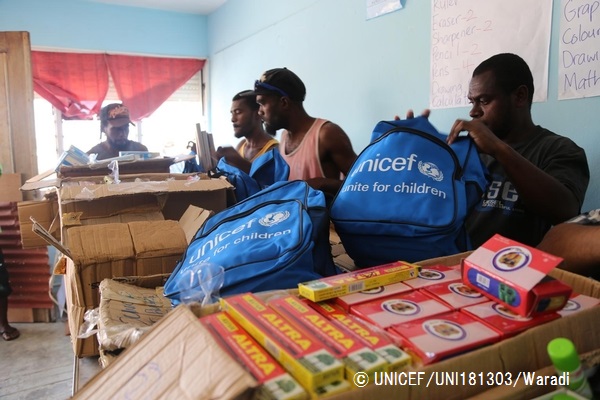 バヌアツの首都ポートビラで、被災した子どもたちのために学用品などの支援物資の準備を行うスタッフやボランティア。© UNICEF_UNI181303_Waradi