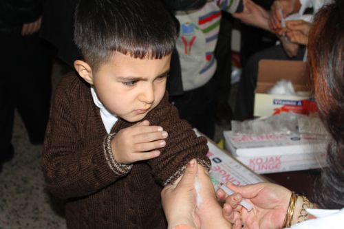 予防接種を受ける子ども（シリア）©UNICEF- Syria-2013-Alma Hassoun