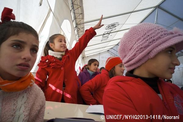 イラクのザータリ難民キャンプ内にある、ユニセフの支援する学校で勉強する子どもたち。© UNICEF_NYHQ2013-1418_Noorani