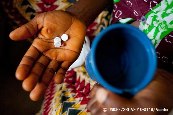 マラリアの予防薬と鉄分のサプリメントを手にする妊婦（シエラレオネ）。© UNICEF_SRLA2010-0146_Asselin