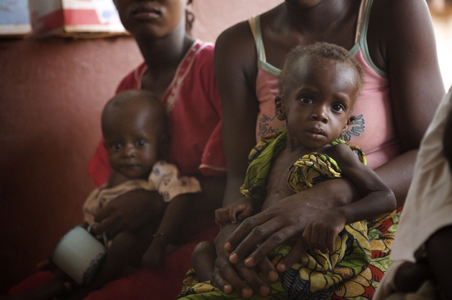 予防接種を受けるために並ぶ子ども（中央アフリカ共和国）　(c)UNICEF/CARA2009-00158RONALD DE HOMMEL