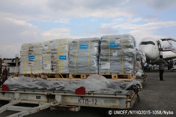 カトマンズの空港に届けられた、ユニセフの支援物資。© UNICEF_NYHQ2015-1058_Nybo