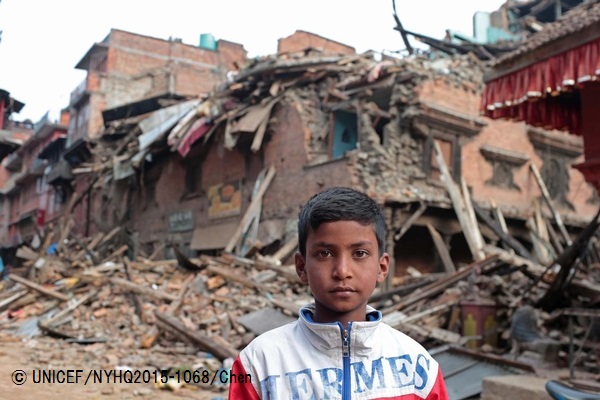 地震で被害を受けた自宅の前でたたずむ11歳の少年。© UNICEF_NYHQ2015-1068_Chen