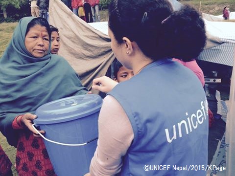 ユニセフの支援物資である衛生キットを受け取る女性。©UNICEF Nepal_2015_KPage
