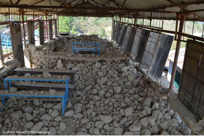 被災した教室　© UNICEF Nepal_2015_Sundar Lama　