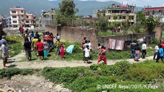 マグニチュード7.3の大規模な余震後、カトマンズの人々が屋外や道に集まる様子。© UNICEF Nepal_2015_K.Page