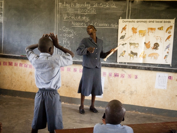 特別学校にて聴覚障害を持つ教師が、聴覚障害を持つ生徒に野鳥や動物の手話を教える（ウガンダ）© UNICEF/UGDA2012-00108/MICHELE SIBILONI