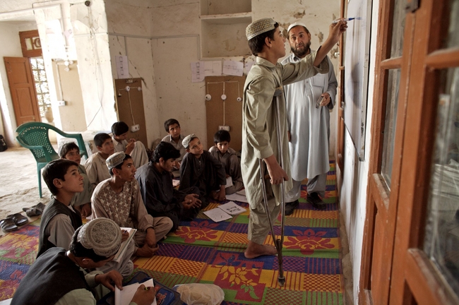 リハビリ施設で、電気技師になるための訓練ワークショップを行う、地雷で片足を失った、ラーマツアーラ君（14歳）（アフガニスタン）© UNICEF/AFGA2007-00420/SHEHZAD NOORANI
