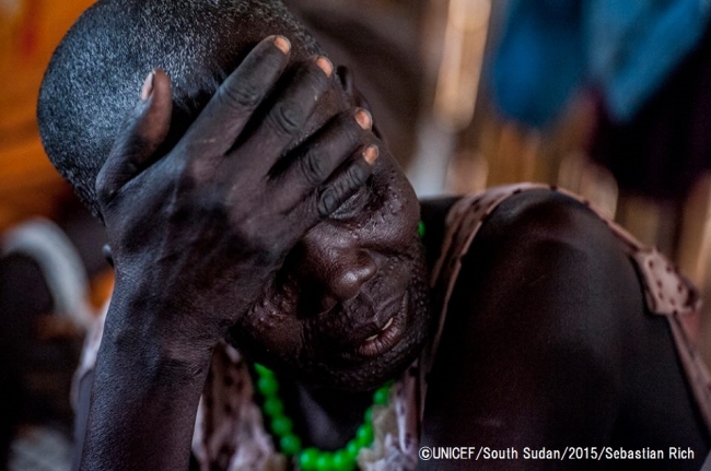 南スーダンでは、女性や子どもたちが攻撃の標的になっています。「他の人たちは川に逃げていきましたが、まさか襲われるとは思わず、私は自宅に残っていました。武装グループが家に押し入り、激しい暴力を受けました。なんとか、生き延びることができました」と語る女性。©UNICEF South Sudan_2015_Sebastian Rich