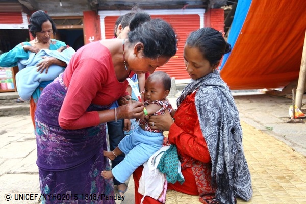 ボランティアの保健員から栄養状態の検査を受ける6カ月の赤ちゃん。© UNICEF_NYHQ2015-1348_Panday