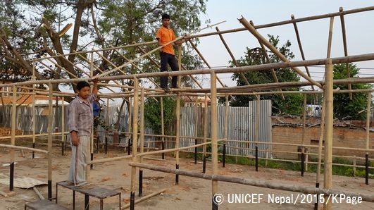 31日の学校再開に向け、首都カトマンズの学校に仮設の学習スペースの設置が進められている。© UNICEF Nepal_2015_KPage