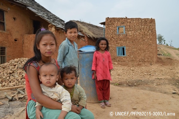 被災したシンドゥリ郡の子どもたち。© UNICEF_PFPG2015-3093_Lama