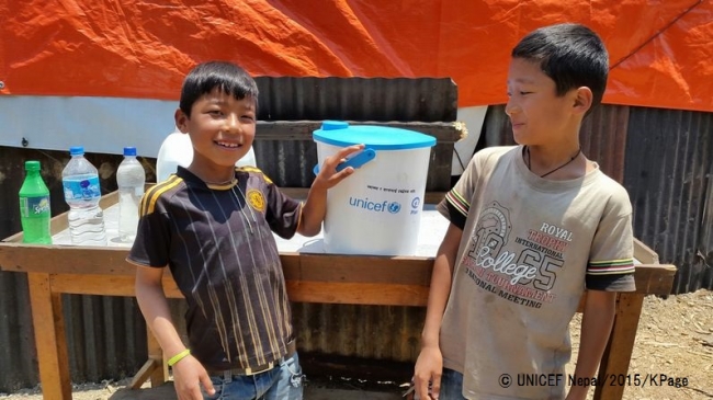 ユニセフの衛生キットを受け取る男の子たち。© UNICEF Nepal_2015_KPage