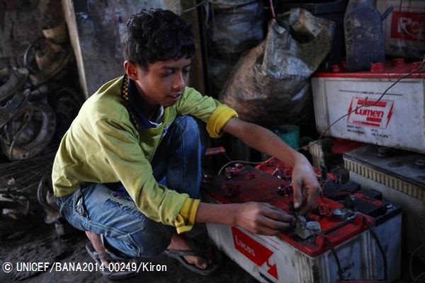 ごみ処理場でバッテリーの修理の仕事をする10歳の男の子。（バングラデシュ） © UNICEF_BANA2014-00249_Kiron 
