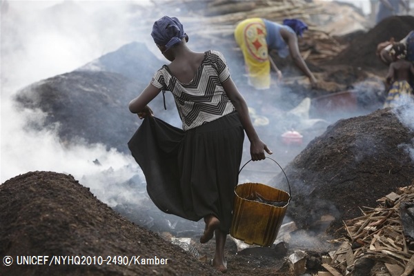 木炭工場で働く11歳の女の子。（コートジボワール）© UNICEF_NYHQ2010-2490_Kamber