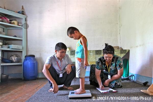 発育検査を受ける3歳の子ども。（ウズベキスタン）© UNICEF_NYHQ2011-1680_Pirozzi