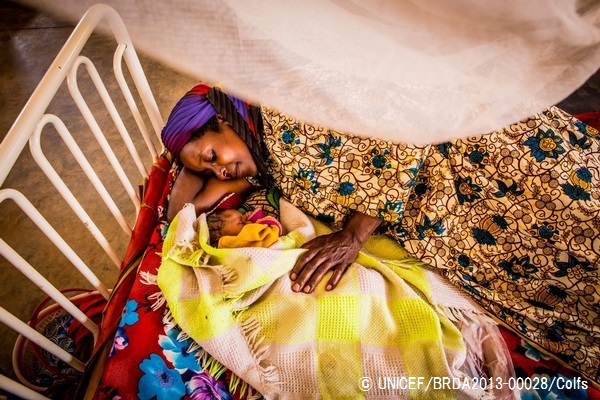 病院で眠る赤ちゃんと母親。（ブルンジ）© UNICEF_BRDA2013-00028_Colfs