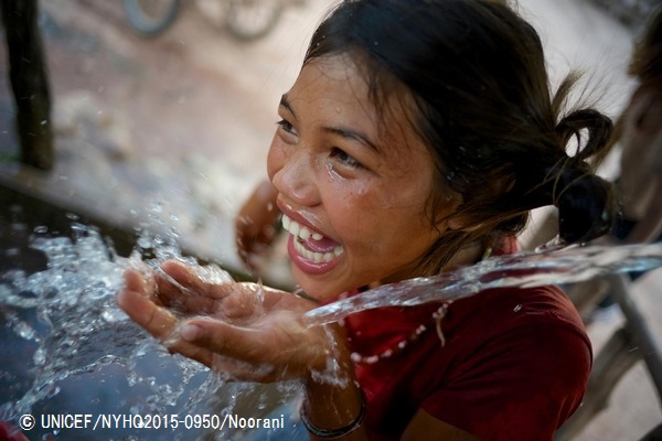 笑顔で水を口にする女の子。（ラオス）© UNICEF_NYHQ2015-0950_Noorani