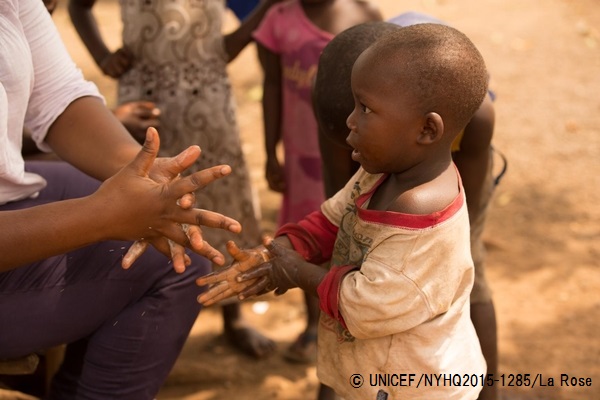 手洗いの方法を真似して洗う男の子。（ギニア）© UNICEF_NYHQ2015-1285_La Rose