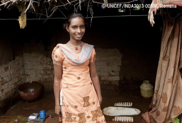 自宅にできたトイレを笑顔で見せる女性。（インド）© UNICEF_INDA2013-00398_Romana