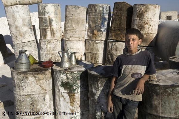 燃料工場で働く13歳のシリアの男の子。© UNICEF_NYHQ2013-0704_Diffidenti